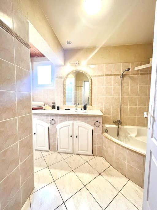 רוניאק Appartement Proche Aeroport Marseille Marignane - Studio Confortable - Logement Ideal - Hebergement Tout Equipe מראה חיצוני תמונה